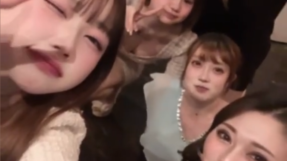 " ぐぬぬ( ¯ ¨̯ ¯ )コンセントの上に携帯🤳落としてヒビ入っちゃったァァ😭😭 "