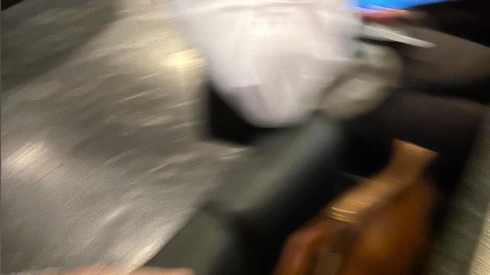 なんなんですかこの写真は😡人の携帯で写真撮る人続出中🚨