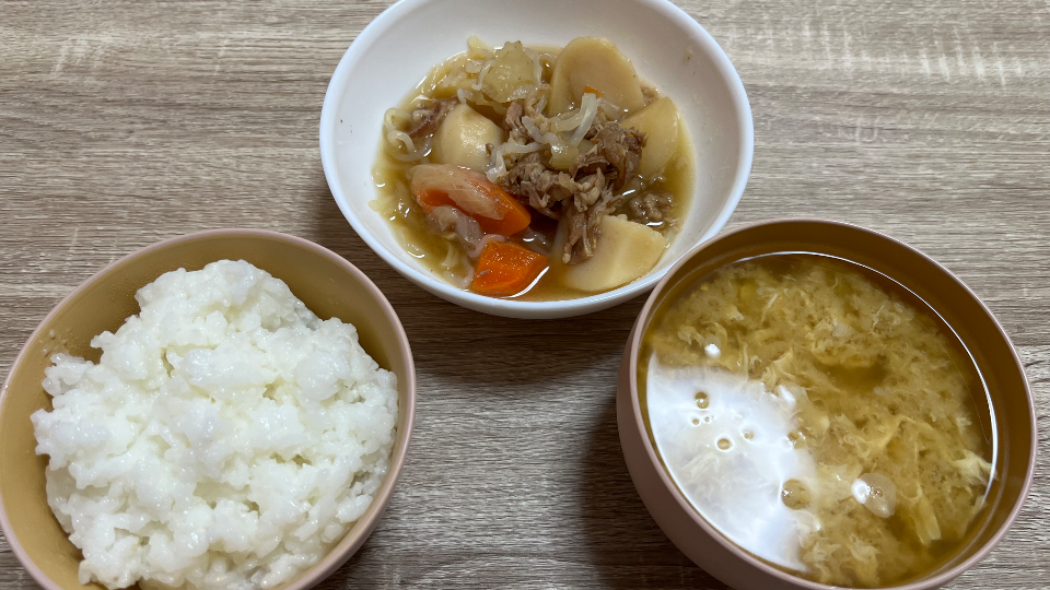 肉じゃが作ったよ〰️🥔一人暮らしして初めて手の込んだご飯作った😸👋🏻