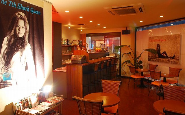 丸亀 バー Cafe Bar Shark店内1