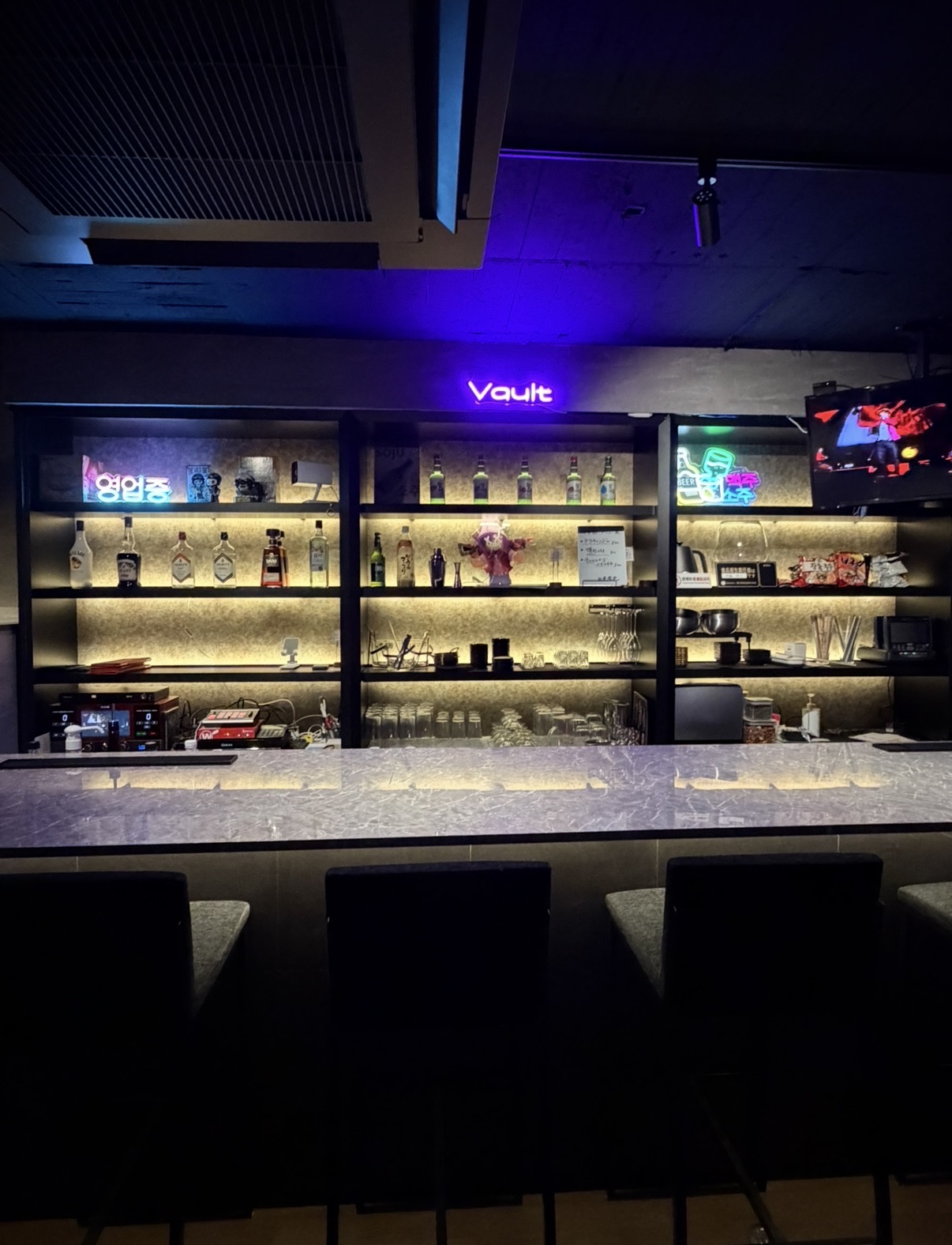 高松 バー Vault店内1